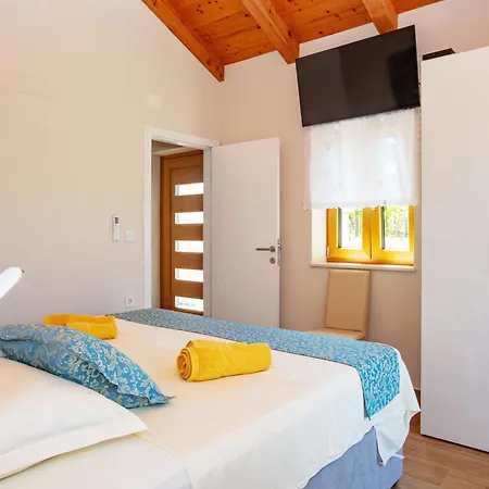 Family Friendly House With A Swimming Pool - 23203 *