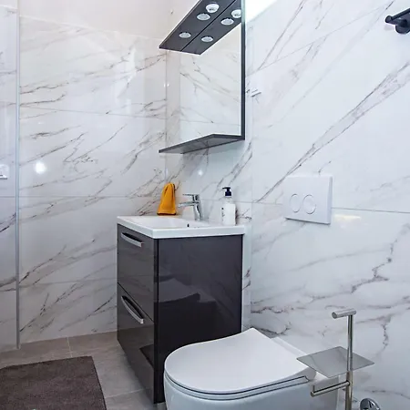 Family Friendly House With A Swimming Pool - 23203 *