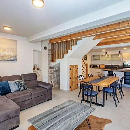 Family Friendly House With A Swimming Pool - 23203 בית נופש *