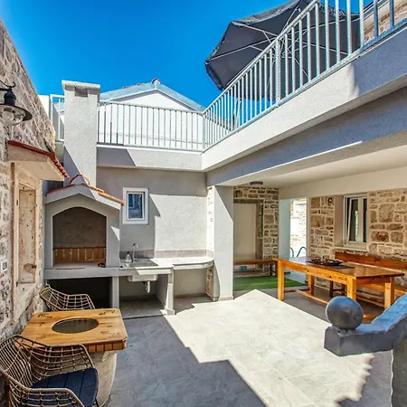 Family Friendly House With A Swimming Pool - 23203 *