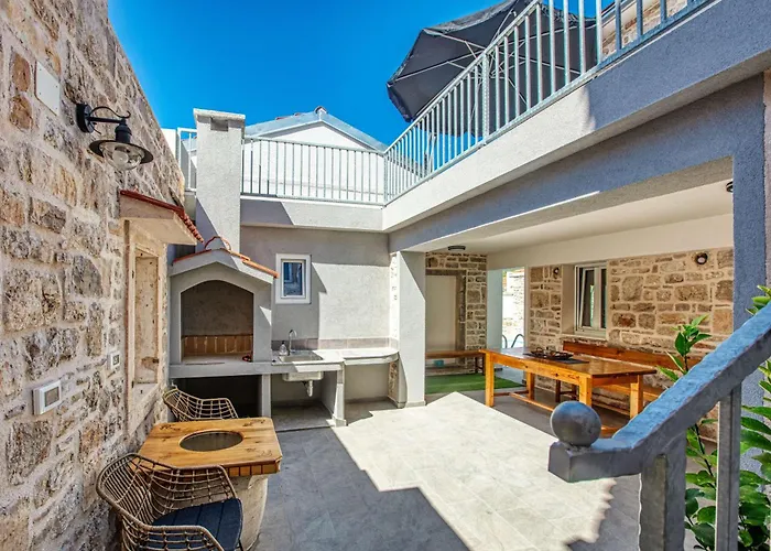 Family Friendly House With A Swimming Pool - 23203 *