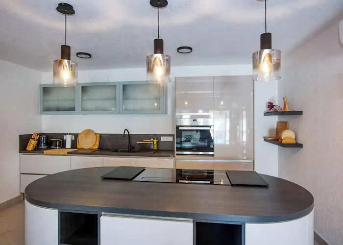 펜션 Family Friendly House With A Swimming Pool - 23203 *